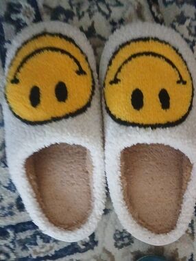 Plush Smile Slipper - White and Yellow